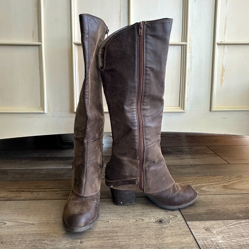 Knee high heeled boots